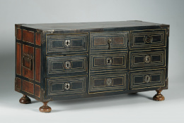 447.  Papelera en ébano, palosanto, nogal y hueso.Trabajo flamenco h. 1620-30.