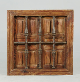 1283.  Ventana y contraventana en madera de pino con reja en hierro forjado.Trabajo español, S. XIX.