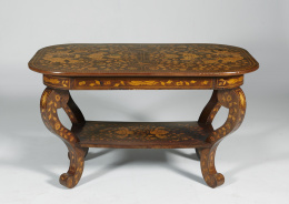 954.  Mesa de centro estilo holandés en madera de caoba con marquetería de maderas finas.Ff. S. XIX.
