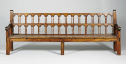 597.  Banco en madera de pino, con respaldo de doble fila de balaustres.Trabajo español, S. XVII.