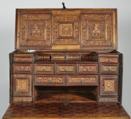 1114.  Escritorio plateresco de doble tapa en madera de nogal, decoración tallada y taracea de boj. Trabajo catalano-aragonés, mediados S.XVI.