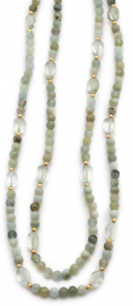133.  Collar largo de cuentas de aguamarinas y amatistas verdes .