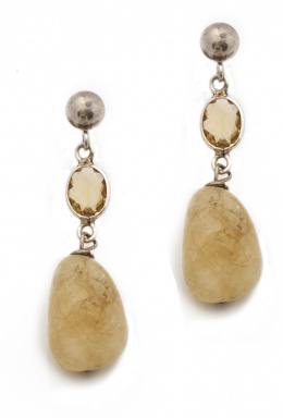 134.  Pendientes largos con citrinos que penden de esfera de plata.