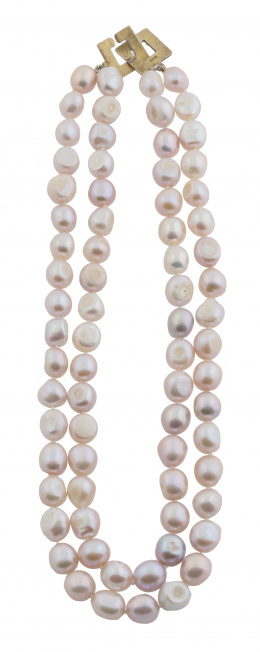 558.  Gargantilla doble de perlas cultivadas de agua dulce rosadas con cierre de cuadrados en plata dorada.