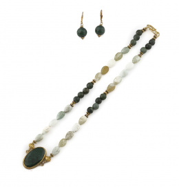 117.  Conjunto de collar y pendientes; el collar con cuentas de jade,aguamarina y centro malaquita. 