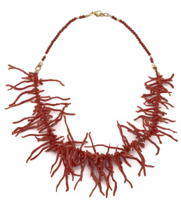 587.  Delicado collar de ramas de coral rojo y cadena de plata vermeill