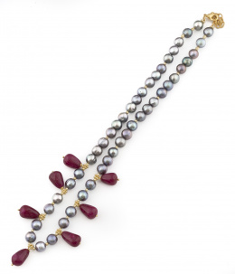134.  Conjunto de collar y pendientes de perlas grises combinadas con grandes gotas de jade rojo.