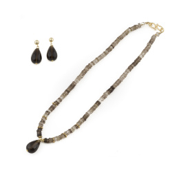 569.  Conjunto de pendientes y gargantilla de cuarzo ahumado en discos con centro de gran gota.