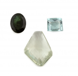 248.   Lote compuestos por una amatista verde de talla briolette, una aguamarina de talla cuadrada  y una aventurina verde de talla ovalada 