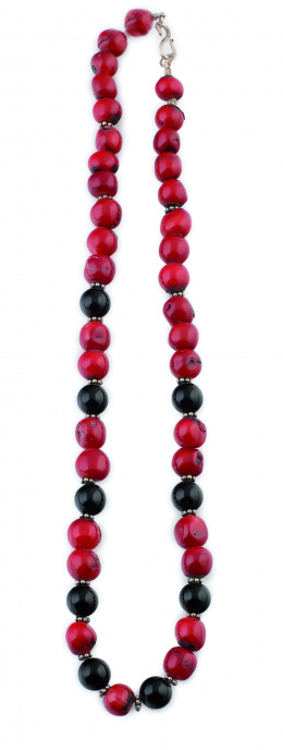 353.  Gargantilla de coral rojo raíz y ónix alternos en plata 925