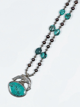 790.  Collar de turquesa de Arizona y perlas color chocolate con entrepiezas de plata con medallón central en forma de ave del paraiso sobre medallón de turquesa.