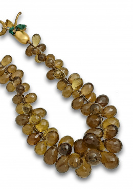 774.  Collar de cuarzos citrinos en forma de perillas facetadas con cadena de eslabón grueso en bronce dorados.