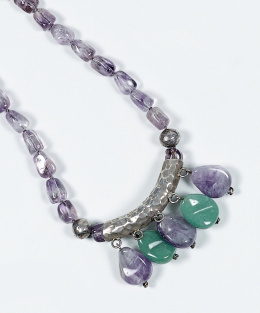 789.  Collar de amatistas con centro de plata del que penden amatistas y amazonitas colgantes.