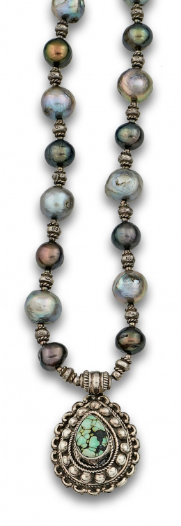 613.  Collar largo de perlas grises oscuras y claras combinadas con motivos de plata, y medallón central en forma de gota con turquesa y plata.
