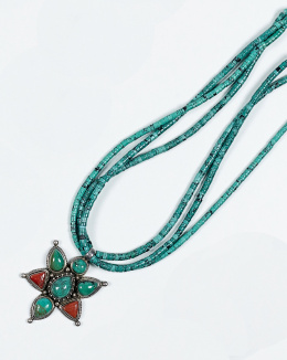 792.  Collar de tres hilos de turquesa y medallón de estrella de turquesa y ágata en plata.