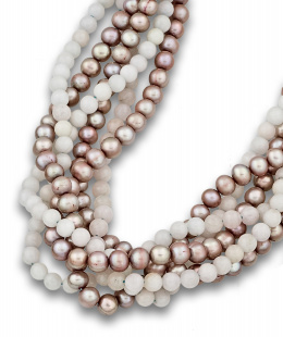 633.  Collar trenzado de tres hilos de perlas rosas y cuentas de morganita con remate de cadena en plata dorada.