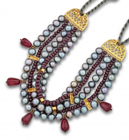 624.  Collar tipo petillo con perlas grises, jade rojo y rubíes. Con adornos de plata vermeill y cordón de seda.