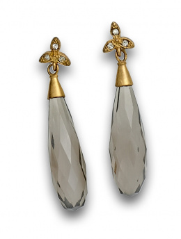 775.  Pendientes largos con perilla facetada de cuarzo ahumado en montura de plata dorada.