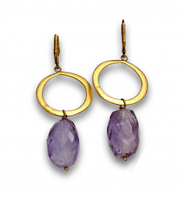 776.  Pendientes largos con amatista facetada que pende de plata dorada mate.