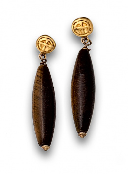 110.  Pendientes largos con piezas de ojo de tigre y plata dorada.