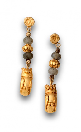 64.  Pendientes largos con cuentas de labradorita y entrepiezas y motivo central de buho en plata dorada.