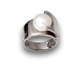 82.  Sortija con perla cultivada en montura asimétrica a modo de cinturón en plata.
