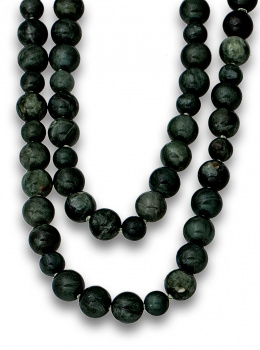 108.  Collar largo con cuentas de jade verde y cierre en plata dorada.