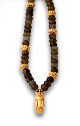 63.  Gargantilla con cuentas de labradorita y entrepiezas y motivo central de buho en plata dorada.