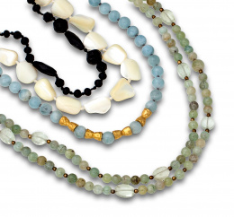 78.  Collar largo de aguamarinas esféricas y ovaladas con entrepiezas en plata dorada.