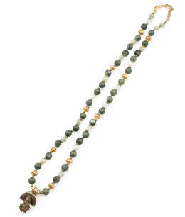 215.  Collar con cuentas de jade verde y aguamarina con figura central y entrepiezas en plata dorada
