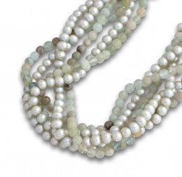 217.  Collar de seis hilos de cuentas de perlas y aguamarinas verdosas con entrepiezas y cierre en plata dorada 