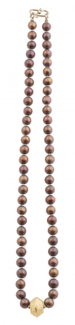 693.  Collar de perlas cultivadas de agua dulce color chocolate y centro de plata chapada.