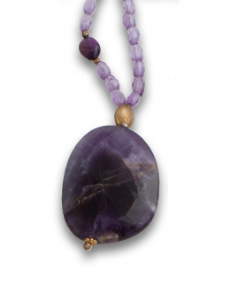 53.  Collar largo de amatistas facetadas y entrepiezas en plata chapada, con centro de gran amatista.