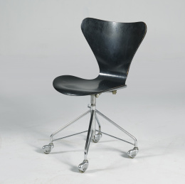 573.   Arne Jacobsen para Fritz Hansen, silla de la Serie 7  en madera lacada en negro, regulable en altura sobre cuatro patas en metal cromado.Dinamarca, h. 1950.