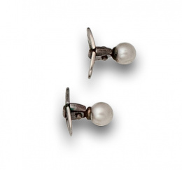 587.  Pareja de botones de bisuteria Art-Decó con símil perlas en metal punzonado W&A.