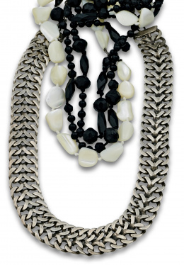 76.  Lote de collar de nácar y cuentas de cristal negro facetado y liso.