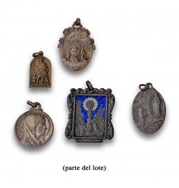 586.  Lote de medallas realizadas en plata y metal de pps s XX.