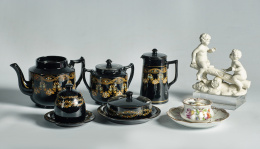 1161.  Juego de café de loza esmaltada con decoración pintada.Inglaterra, mediados del S. XX