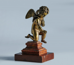 1215.  “Cupido”.Bronce dorado y cincelado, sobre plinto clásico marmorizado.Escuela española, pp. del S. XVIII.