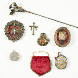 970.  Relicario múltiple montado en plata, el marco con cordoncillo.Trabajo español, S. XVII.