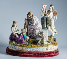 1218.  Grupo escultórico en porcelana esmaltada con escena mitológica.Trabajo francés, ff. del S. XIX.