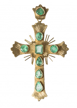 623.  Cruz colgante con esmeraldas en engastadas en brazos con decoración grabada