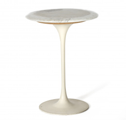 1289.  Eero Sarinen ( 1910 - 1961).Mesa auxiliar en metal pintado y tapa de mármol blanco..