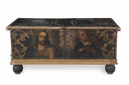 1058.  Arcón de madera pintada con lienzo aplicado, representando el bautismo de Cristo en la tapa, flanqueado por escudos.Trabajo castellano, S. XVIII.