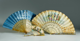 450.  Abanico de niña sobre piel de cabritilla con escenas galantes pintadas y doradas: Varillaje de hueso calado con decoraciones incrustadas de metal, padrones de metal dorado.h.1820-1830..