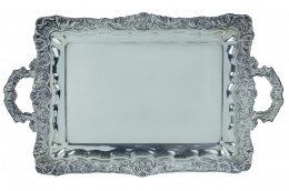 1023.  Bandeja de plata en su color con perímetro relevado y cincelado, marca frustra.Primera mitad del S. XX..
