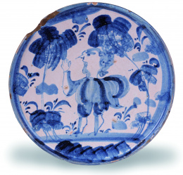 379.  Salvilla de cerámica esmaltada en azul de cobalto, con un personaje entre árboles.Muel, S. XVIII .