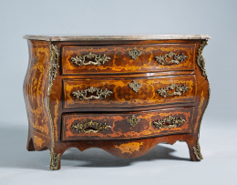 1138.  Cómoda bombé de estilo Luis XV con marquetería romboidal y madera de limoncillo con flores, tapa de mármol rosa.Trabajo francés..