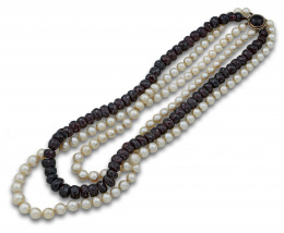 603.  Conjunto de Collar y brazalete de perlas y granates de pps s XX .