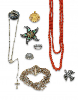 585.  Broche estrella de mar s.XIX con diamantes y esmeraldas en los brazos, y centro de esmeralda orlada de perlas de aljófar .
